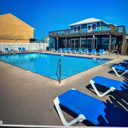 Renovated Ocean Escape Condo-11 Pools-Community Beachhouse Bar